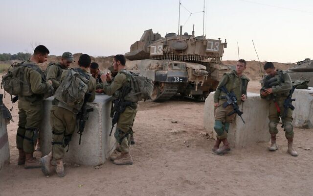 Israeli soldiers near the Gaza border near Sderot on August 24, 2021. (Menahem KAHANA / AFP)