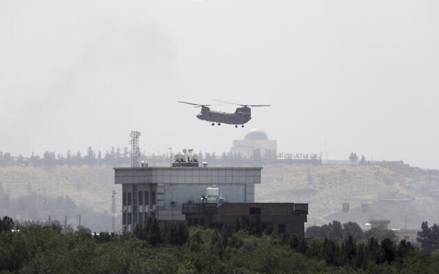 A US Chinook helicopter flies near the US Embassy in Kabul, Afghanistan,  Aug. 15, 2021 (AP Photo/Rahmat Gul)