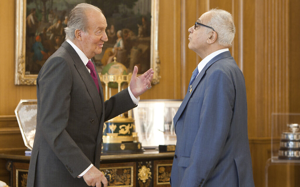 Spain's King Juan Carlos, left, speaks with chairperson of the governing Sephardic Community of Jerusalem Abraham Haim before a meeting in the Zarzuela Palace in Madrid, Spain, March 13, 2014. (AP Photo/Abraham Caro Marin)