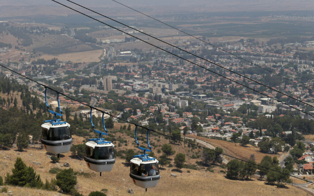 File: A cable car is seen at Manara cliff above the northern city of Kiryat Shmona on August 13, 2014 (Nati Shohat/Flash90)