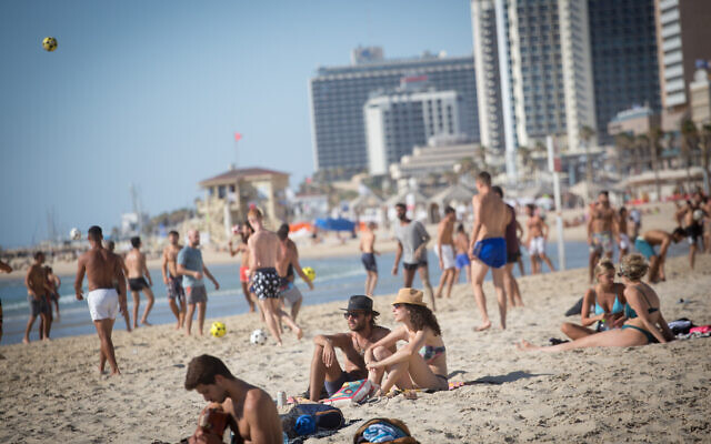 Israelis at the beach in Tel Aviv, on June 8, 2021. (Miriam Alster/Flash90)