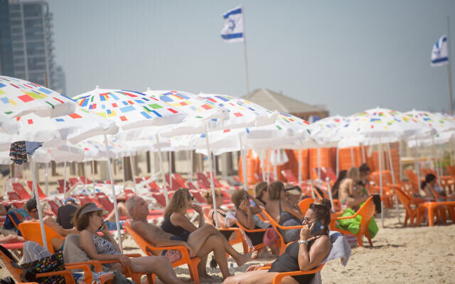Israelis at the beach in Tel Aviv, June 29, 2021. (Miriam Alster/FLASH90)