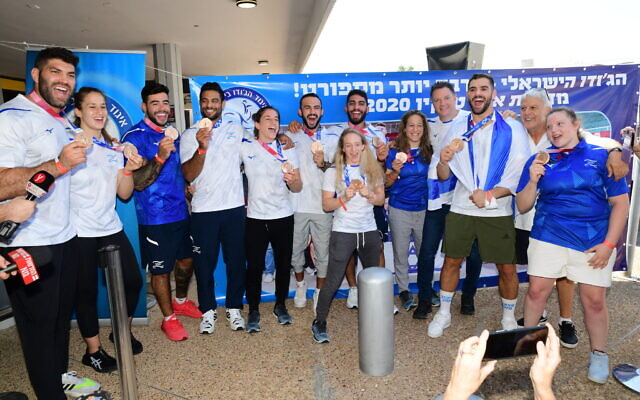 Israel's bronze medal-winning mixed judo team arrives at the Ben Gurion International Airport, July 27, 2021 (Avshalom Sassoni/FLASH90)