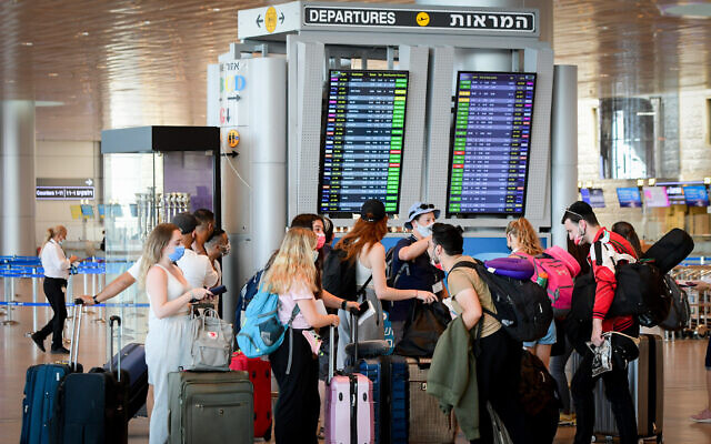 Travelers in the departures hall at Ben Gurion International Airport on August 5, 2021 (Avshalom Sassoni/FLASH90)