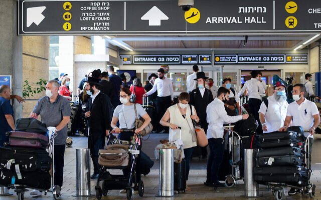 Travelers at Ben Gurion International Airport on August 5, 2021. (Avshalom Sassoni/FLASH90)