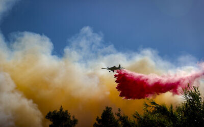 Firefighting planes try to extinguish a brush fire west of Jerusalem, August 15, 2021. (Yonatan Sindel/Flash90)