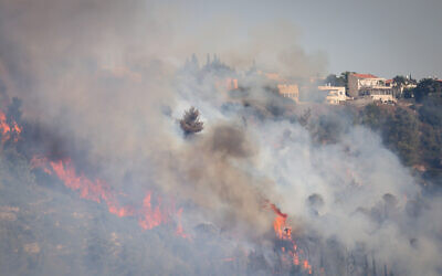 A wildfire nearing Givat Yearim outside Jerusalem, August 16, 2021. (Yonatan Sindel/Flash90)