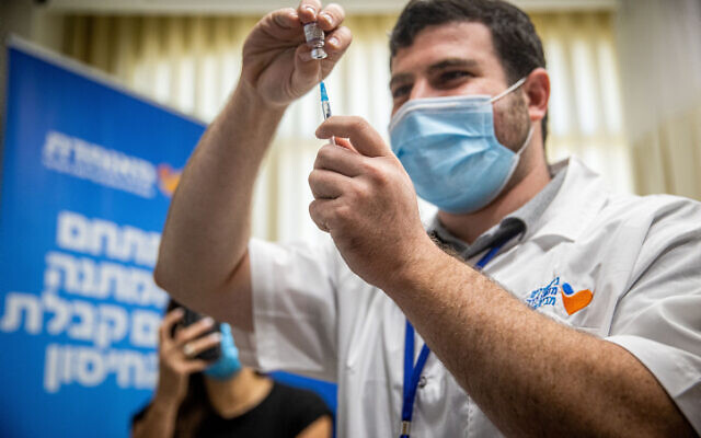 A health worker prepares a Covid-19 vaccine in Jerusalem, on August 24, 2021. (Yonatan Sindel/Flash90)