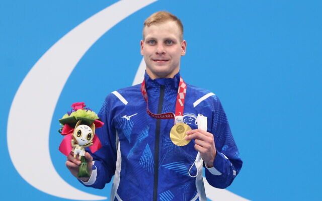 Israeli Paralympic swimmer Mark Malyar receives the gold medal in the men's 200-meter individual medley in the Tokyo Games, August 27, 2021. (Lilach Weiss/Israel Paralympic Committee)