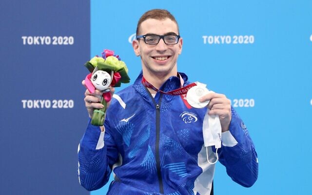 Israeli swimmer Ami Dadaon shows off the silver medal he won at the Tokyo Paralympics on August 28, 2021. (Lilach Weiss/Israel Paralympic Committee)