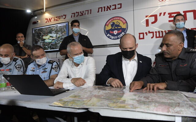 Prime Minister Naftali Bennett meets with officials battling a huge wildfire outside Jerusalem on August 15, 2021 (Kobi Gideon / GPO)