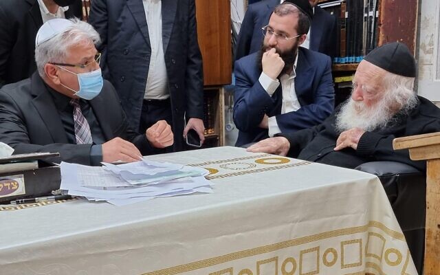 Coronavirus czar Salman Zarka (left) talking to Rabbi Chaim Kanievsky on 24 August, 2021 (Israel Health Ministry)
