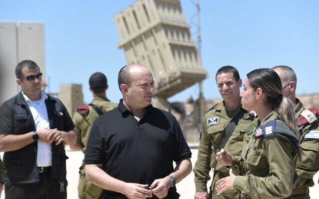 Prime Minister Naftali Bennett pays a visit to IDF soldiers stationed near Gaza, on August 17, 2021. (Kobi Gideon/GPO)