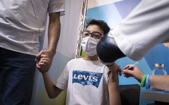 Israelis receive their dose of the COVID-19 vaccine at a Clalit health care maintenance organization, on September 09, 2021, in Jerusalem. (Olivier Fitoussi/Flash90)