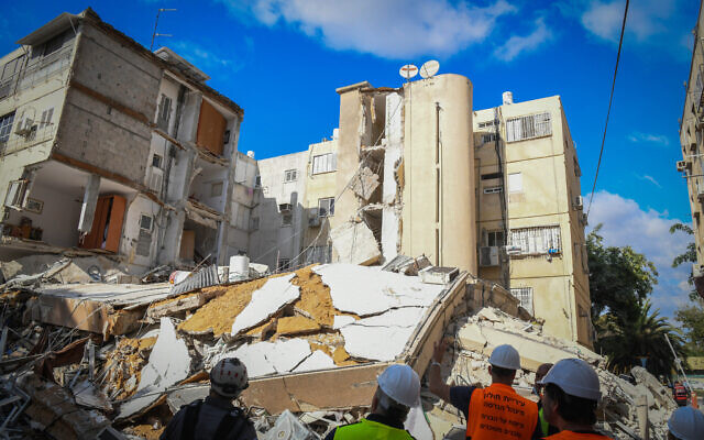 The scene of a collapsed apartment building in Holon, on September 12, 2021. (Flash90)