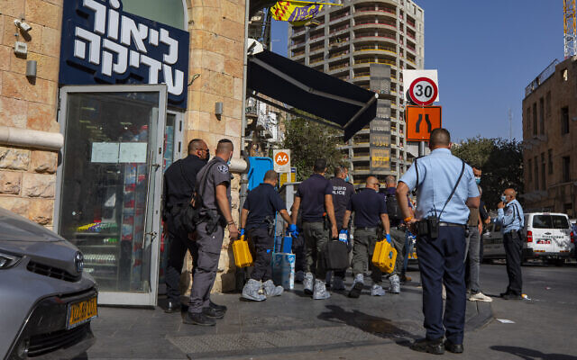 Police and rescue personnel at the scene of a terror attack at the Central Bus Station in Jerusalem, September 13, 2021. (Olivier Fitoussi/Flash90)