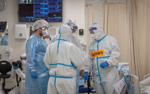 Medical staff wear safety gear as they work in the coronavirus ward of Shaare Zedek hospital in Jerusalem on September 23, 2021. (Yonatan Sindel/Flash90)