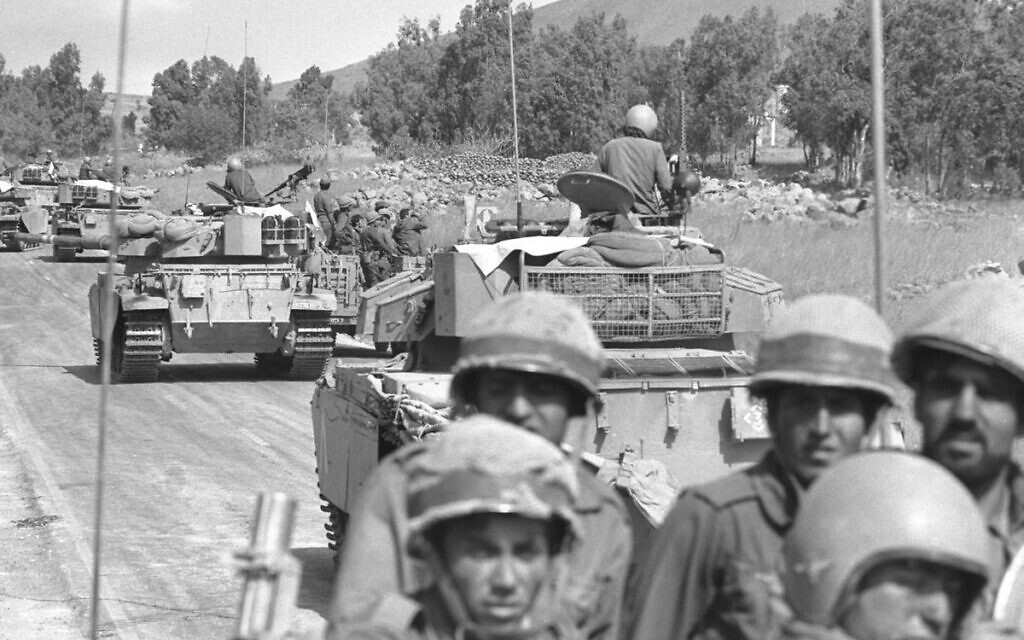 Israeli troops rushing up to the northern frontier with the outbreak of the Yom Kippur War, October 7, 1973. (GPO/Eitan Harris)