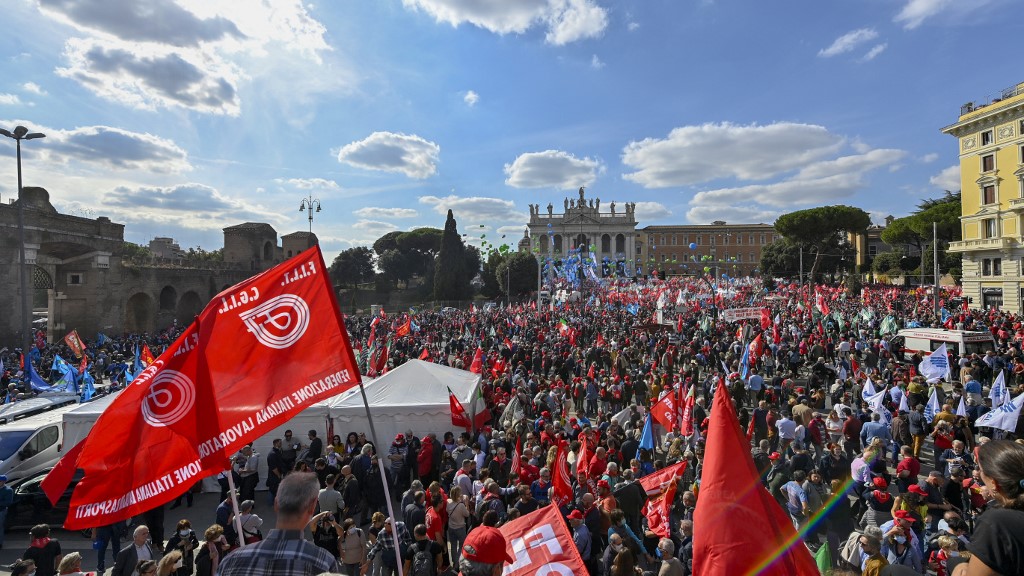 Tens of thousands at rally in Rome urge ban on extreme right | The ...