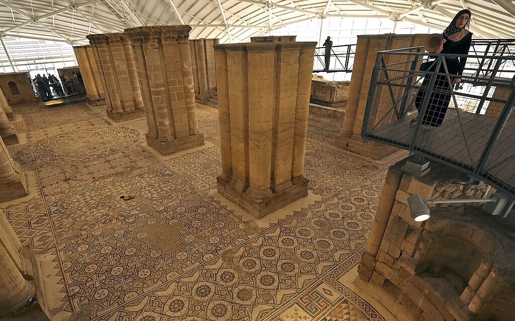 Un antiguo mosaico restaurado, considerado uno de los más grandes del mundo, ha sido descubierto en el Castillo del Desierto de Jericó.
