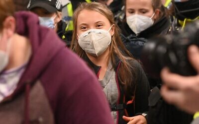 Wearing a face mask as protection against covid-19, Swedish climate activist Greta Thurnberg arrives at Central station in Glasgow, Scotland on October 30, 2021, ahead of the COP26 UN Climate Change Conference to be held in the city from October 31. (Ben STANSALL / AFP)