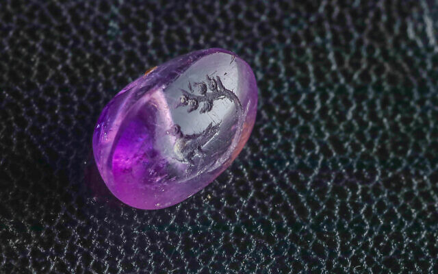 The 2000-year-old amethyst seal found in an excavation near the Western Wall (Eliyahu Yanai, City of David)