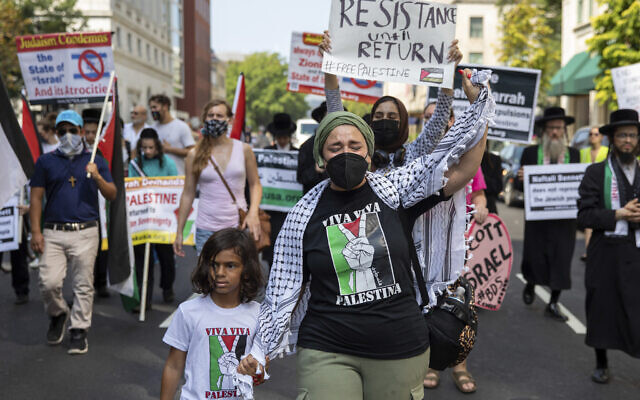 Pro-Palestinian protesters march outside the White House, Thursday, Aug. 25, 2021 in Washington. (AP/Amanda Andrade-Rhoades)