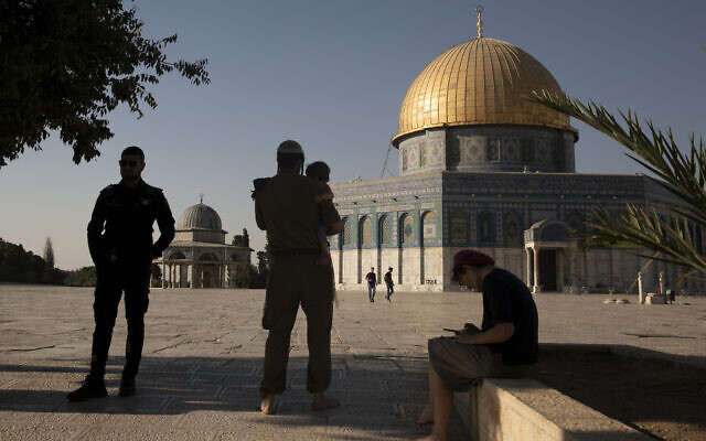 Illustrative: An Israeli police officer stands guard as a religious Jew in army uniform visits the Temple Mount, known to Muslims as the Noble Sanctuary, in the Old City of Jerusalem on August 3, 2021. (AP Photo/Maya Alleruzzo, file)