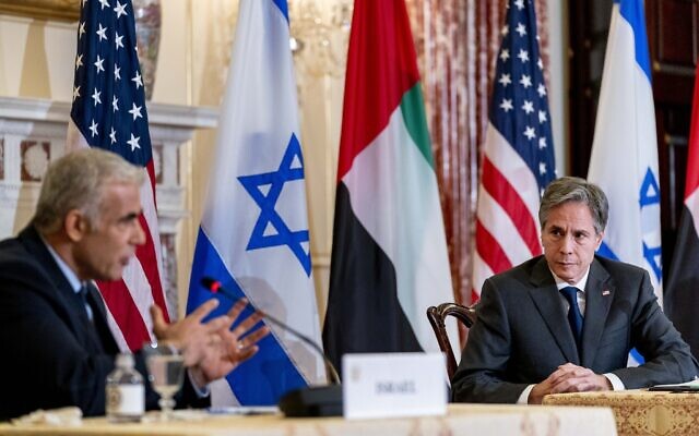 O ministro das Relações Exteriores israelense Yair Lapid, à esquerda, acompanhado pelo Secretário de Estado Antony Blinken, à direita, fala em uma entrevista coletiva conjunta no Departamento de Estado em Washington, quarta-feira, 13 de outubro de 2021. (AP Photo / Andrew Harnik, Pool)