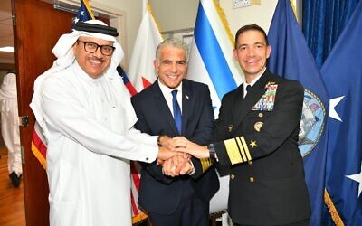 From left, Bahrain's Foreign Minister Abdullatif al Zayani, Foreign Minister Yair Lapid, and US Fifth Fleet commander Vice Admiral Brad Cooper aboard the USS Pearl Harbor, September 30, 2021 (Shlomi Amsalem, GPO)