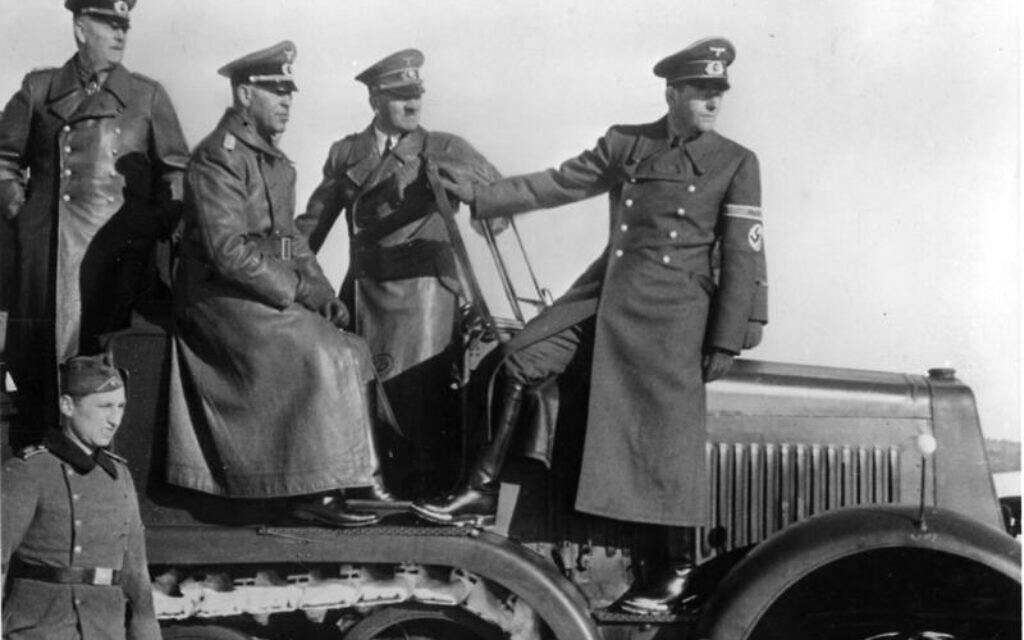Albert Speer (right) directly next to Adolf Hitler, April, 1943 (Heinrich Hoffmann/Bundesarchiv via Wikimedia Commons)