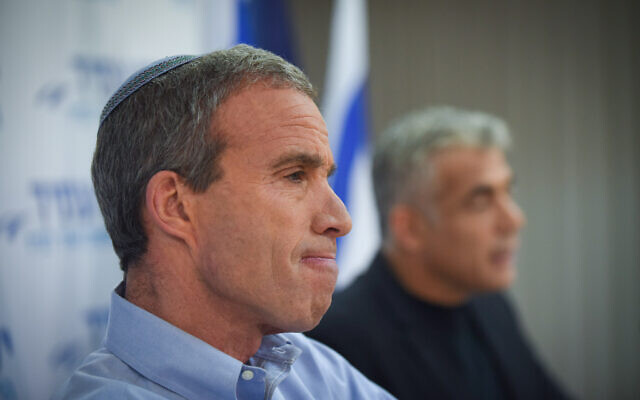Yesh Atid leader Yair Lapid (R) with MK Elazar Stern at a press conference in Tel Aviv, on January 18, 2015. (Ben Kelmer/FLASH90)