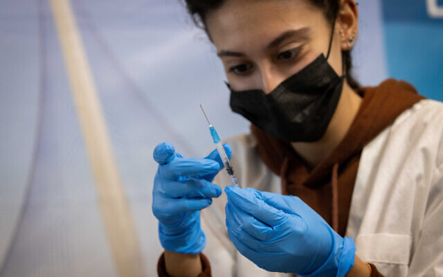 Health worker prepares a COVID-19 vaccine at a vaccination center in Jerusalem, September 30, 2021 (Yonatan Sindel/Flash90)