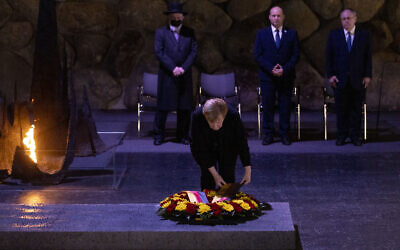 German chancellor Angela Merkel lays a wreath at the Yad Vashem Holocaust Memorial museum in Jerusalem on October 10, 2021. (Olivier Fitoussi/Flash90)