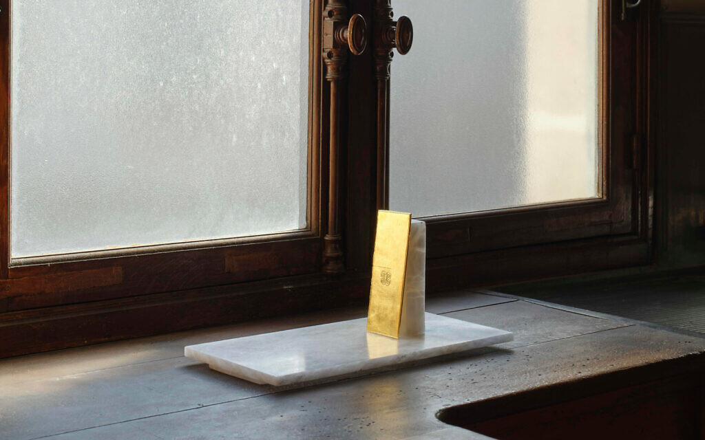 Edmund de Waal, Lettres á Camondo (pour P.G.), installation view, Musée Nissim de Camondo, 2021 © MAD, Paris
(Photo: Christophe Dellière
Courtesy of the artist and MAD, Paris)