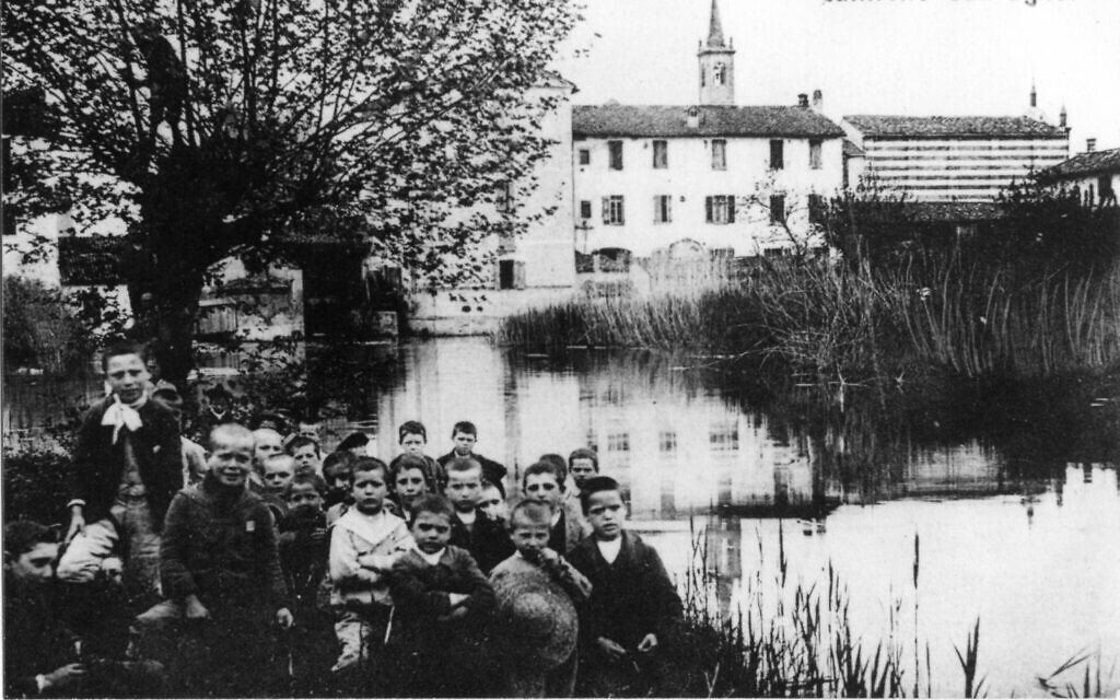 The Naviglio canal in Canneto sull'Oglio  at the turn of the 20th century. The water drop can be seen behind the children. (Courtesy)