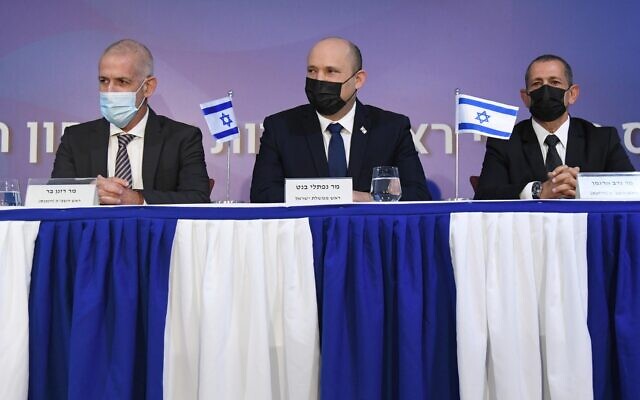 Shin Bet chief Ronen Bar (L), Prime Minister Naftali Bennett (C) and outgoing director Nadav Argaman (R) on October 13, 2021 (Haim Zach/GPO)