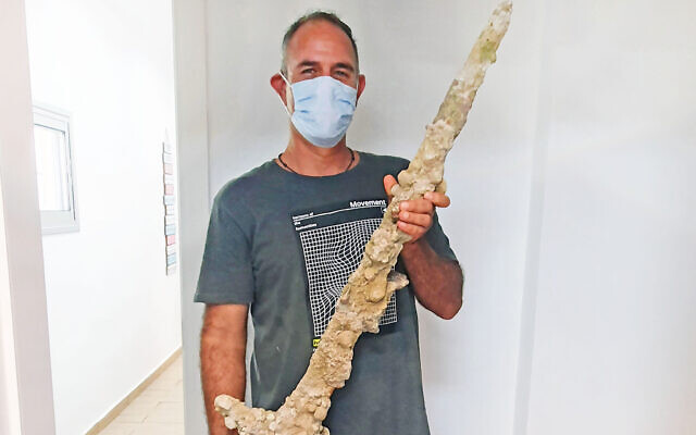 Diver Shlomi Katzin with the sword. (Nir Disteleld/Israel Antiquities Authority)