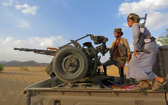 Fighters loyal to Yemen's Saudi-backed government man a position near al-Jawba frontline, facing Iran-backed Huthi rebels, in the country's northeastern province of Marib. October 31, 2021. (AFP)
