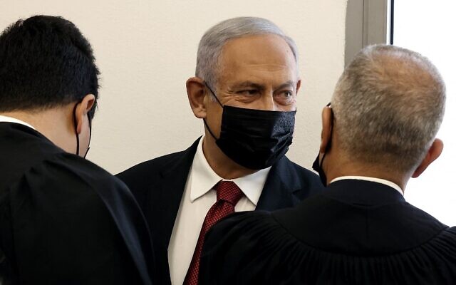 Opposition leader Benjamin Netanyahu (C) arrives for a court hearing in his trial, November 16, 2021 in Jerusalem. (JACK GUEZ / AFP)