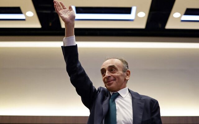 French far-right media pundit Eric Zemmour waves as he arrives to speak at the ILEC Conference Centre in west London on November 19, 2021, during an evening with members of London's French community. (Tolga Akmen / AFP)