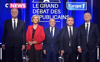Left to right: Michel Barnier, Valerie Pécresse, Eric Ciotti, Xavier Bertrand and Philippe Juvin pose for a photo before taking part in a debate between the Les Republicains (LR) candidates for the French presidential election, in Paris, on November 21, 2021. (Julien De Rosa/AFP)