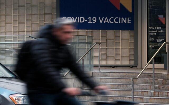 A sign outside of a hospital advertises the COVID-19 vaccine on November 19, 2021 in New York City. (Spencer Platt/Getty Images via AFP)
