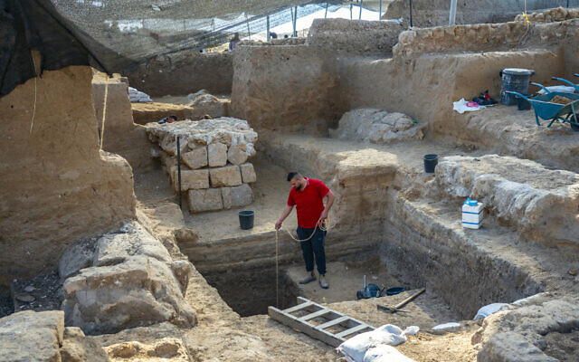 Work on the ancient cemetery in Yavne. (Yaniv Berman/Israel Antiquities Authority)