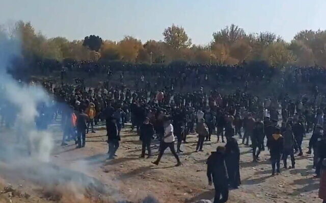 Protesters are seen in the dry bed of the Zayandehrud River, in the Iranian city of Isfahan, November 26, 2021. (Screenshot: Twitter)