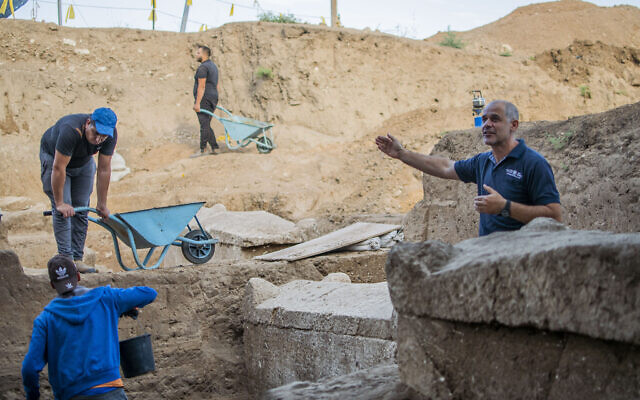 Excavation director Pablo Betzer beside a sarcophagus from the Sanhedrin era in Yavne. (
Yoli Schwartz/Israel Antiquities Authority)