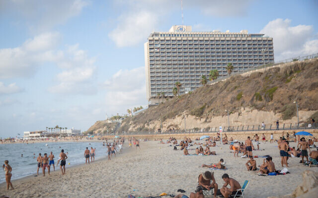 Israelis enjoy the beach in Tel Aviv, September 22, 2021 (Miriam Alster/FLASH90)