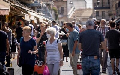 People shop at the Mahane Yehuda Market in Jerusalem on October 5, 2021 (Yonatan Sindel/Flash90 )