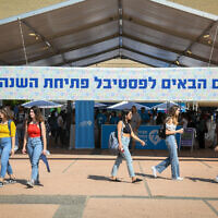 Students at Tel Aviv University on the first day of the academic year, October 10, 2021. (Flash90)