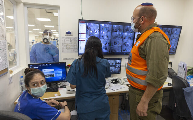 Illustrative: Shaare Zedek staff and an IDF Home Front Command soldier are seen in a monitoring room in the Coronavirus ward of the hospital in Jerusalem. October 14, 2021. (Olivier Fitoussi/Flash90)